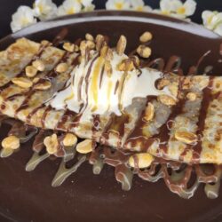crepe snikers glace vanille chantilly cacahuetes