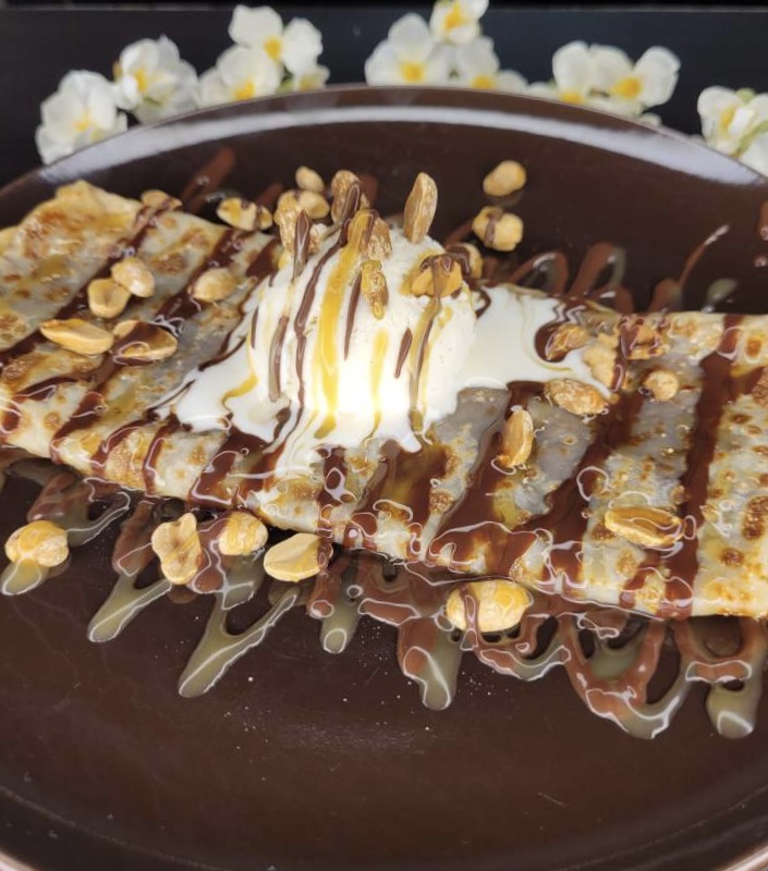 crepe snikers glace vanille chantilly cacahuetes